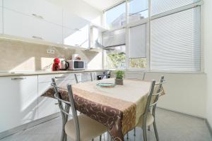 Kuchyň nebo kuchyňský kout v ubytování 1-bedroom City Center secret gem