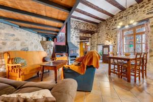 a living room with a couch and a table at Ca La Germandat Paüls in Paúls