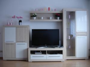 a living room with a television on a white entertainment center at Ferienwohnung Jansen in Kirchhundem