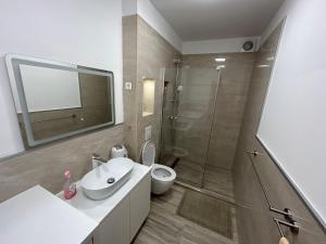Koupelna v ubytování CASA BOX APARTMENT Free garage + 26 fotografií