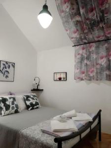 Postel nebo postele na pokoji v ubytování Alex Apartment + 5 fotografií