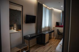 TV a/nebo společenská místnost v ubytování Center Boutique Hotel