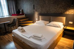 Postel nebo postele na pokoji v ubytování Center Boutique Hotel