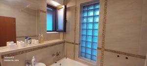 une salle de bain avec une baignoire, un lavabo et une douche dans l'établissement VillaWeb 9rooms - Long term business aparthotel 29 Euro per night per room, min 3months, à Iaşi 45 autres photos
