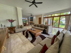 Χώρος καθιστικού στο Tranquil Classic Balinese Villa