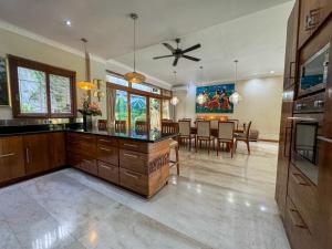 Η κουζίνα ή μικρή κουζίνα στο Tranquil Classic Balinese Villa