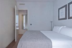 Postel nebo postele na pokoji v ubytování Uma Suites Barceloneta Beach
