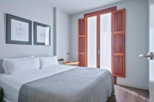 Postel nebo postele na pokoji v ubytování Uma Suites Barceloneta Beach