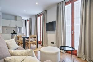 Televízia a/alebo spoločenská miestnosť v ubytovaní Uma Suites Barceloneta Beach