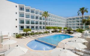 ein Bild eines Hotels mit Pool und Sonnenschirmen in der Unterkunft HM Isabela-Adults Only in Santa Ponsa