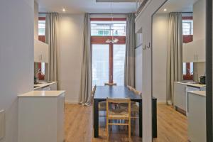 Kuchyň nebo kuchyňský kout v ubytování Uma Suites Barceloneta Beach