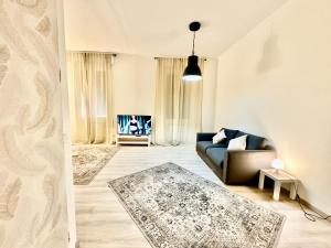 una sala de estar con un sofá y una mesa en The Center Residence, en Génova