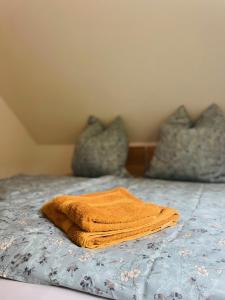 Rúm í herbergi á Ferienwohnung Gaßmann