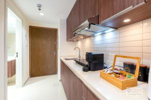 シャルジャにあるCapital Stay - Studio Apt in Al Zahia Sharjahのキッチン(カウンター、ボックス付)