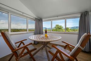 NedeščinaにあるVilla Francescaのテーブルと椅子2脚のあるダイニングルーム