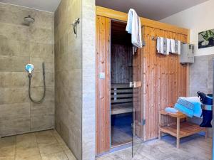 una ducha con puerta de cristal en un baño en Schifferkaten, en Pruchten