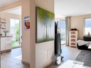 Una sala de estar con un cuadro en la pared. en Schifferkaten, en Pruchten