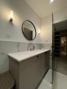 um banheiro com uma pia e um espelho na parede em Exclusive villa Kaza - Przno em Budva mais 26 fotografias