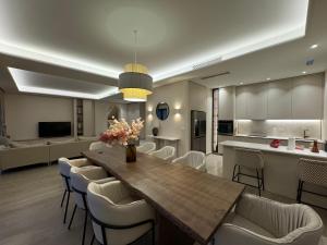 uma sala de estar com uma grande mesa de madeira e cadeiras em Exclusive villa Kaza - Przno em Budva