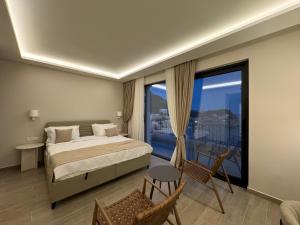 um quarto com uma cama e uma janela grande em Exclusive villa Kaza - Przno em Budva
