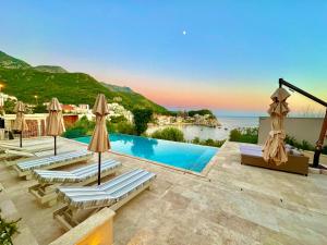 uma villa com piscina e vista para o oceano em Exclusive villa Kaza - Przno em Budva