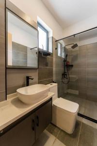 ナイロビにあるKapri Nairobi 2BR Suite w Pool Gym near JKIA SGRの洗面台、トイレ、シャワー付きのバスルーム