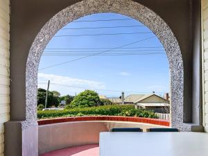 En balkon eller terrasse på Santos 20th century cottage + 2 billeder