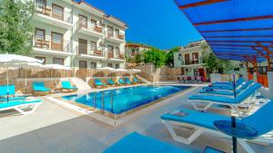 Бассейн в St. Nicholas Pension или поблизости