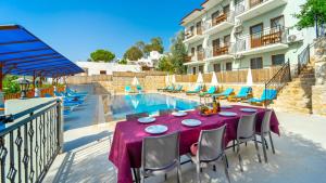 Бассейн в St. Nicholas Pension или поблизости
