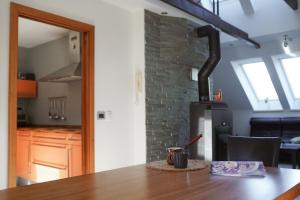 een keuken met een houten tafel met een kopje erop bij Sunset Apartments Bohinj in Bohinj