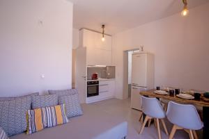 Η κουζίνα ή μικρή κουζίνα στο Kastro Shared Pool Suites