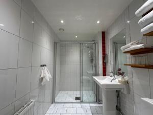 Koupelna v ubytování Spar Hotel Majorna + 37 fotografií