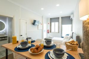 un soggiorno con tavolo e cibo sopra di Vibrant Host Solutions-Maria Da Afurada a Vila Nova de Gaia