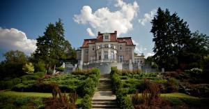 Cette grande maison est accessible par un escalier. dans l'établissement Rezidence Liběchov, à Liběchov