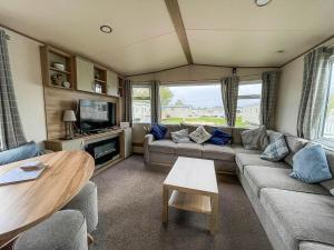 Køkken eller tekøkken på CaravanSleeps6-HotTub-Garden-WaterWonderland