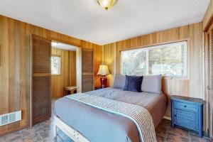 a bedroom with a bed and a window at Carolyn's Dream in Oceanside +23 photos