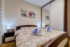 a bedroom with a bed with a large mirror at Apartman Premija in Zlatibor