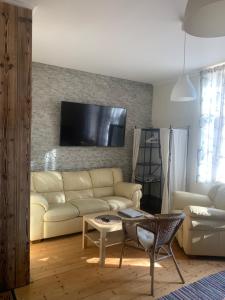 TV a/nebo společenská místnost v ubytování Penzión Astoria