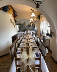 a long dining room with a long table at Gasthof Laci Betyár in Hajdúszoboszló +20 photos