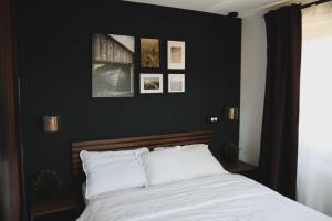 Una cama o camas en una habitación de TheAttic