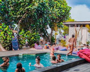 eine Gruppe von Menschen in einem Schwimmbad in der Unterkunft Lushy Hostel Nusa Penida in Nusa Penida