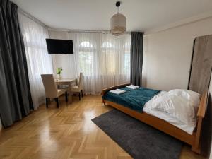 Posteľ alebo postele v izbe v ubytovaní Hostel & Restauracja Santorini