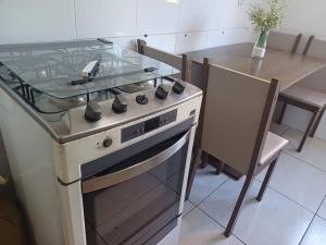 a kitchen with a stove with a counter top at apto simples,3min centro, 3 min da Unimed com wifi in Araçatuba