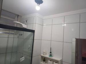a bathroom with a shower and a glass shower backdoor at apto simples,3min centro, 3 min da Unimed com wifi in Araçatuba