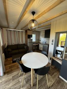 Kuchyňa alebo kuchynka v ubytovaní Camping Sérendipité