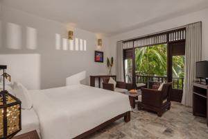 Televiisor ja/või meelelahutuskeskus majutusasutuses Legacy Hoi An Resort