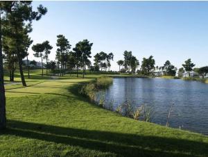 a park with a body of water and trees at Villa Palmela Resort V5 Piscina privado in Quinta do Anjo