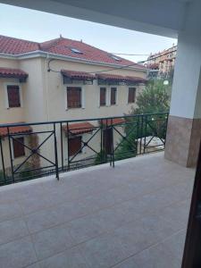 een balkon met een zwarte leuning en een gebouw bij Αύρα House in Arachova