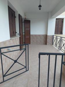 een kamer met een tafel in het midden van een kamer bij Αύρα House in Arachova