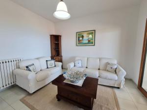 Χώρος καθιστικού στο Piedigrotta Apartments by Quokka 360 - Flats in Pizzo